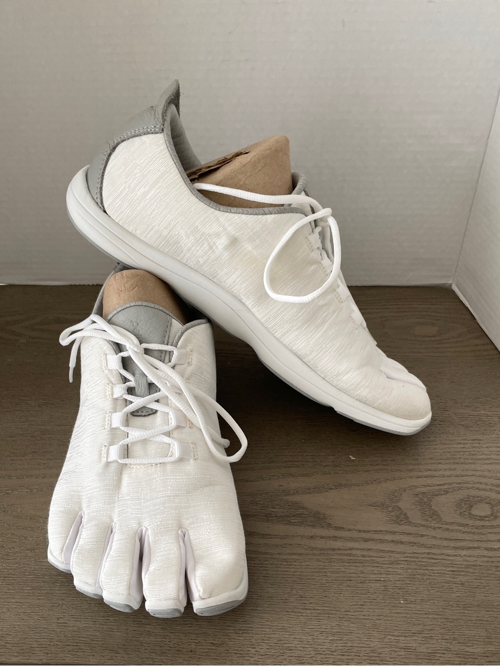Peluva Men's Five Toe Athletic Lace-Up White Shoes Size 13 New No Show Socks